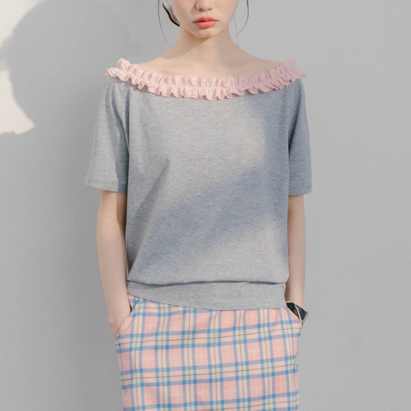 【2color】フリル襟のオフショルダートップ《Z01072》