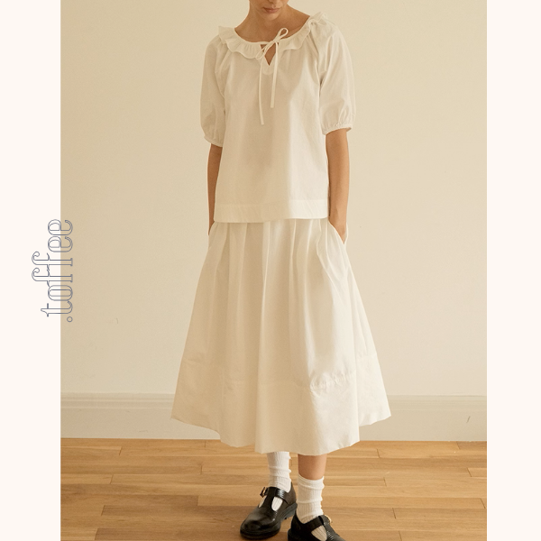 フリルネックとリボンのホワイトブラウス《Z01092》