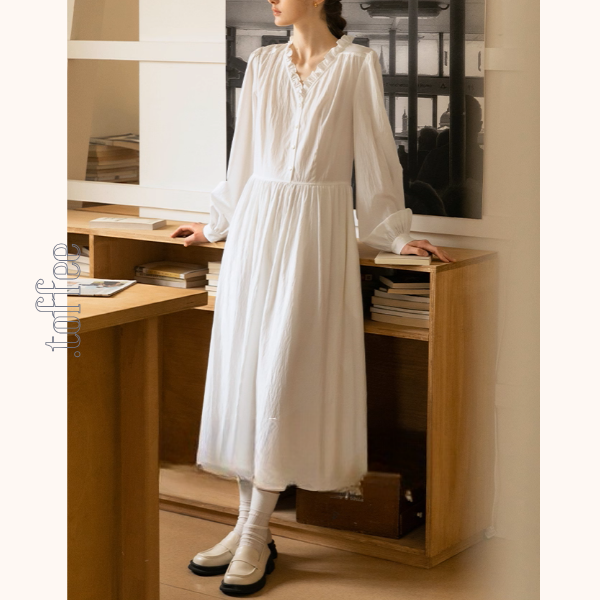 午前の光とフリル襟の白ワンピース《Z01121》