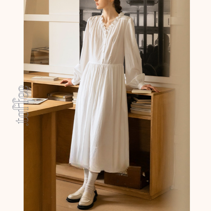 午前の光とフリル襟の白ワンピース《Z01121》