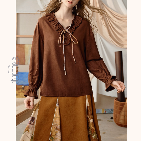 【2color】ひと筆の空を結ぶ、フリルとアートのブラウス《Z01124》