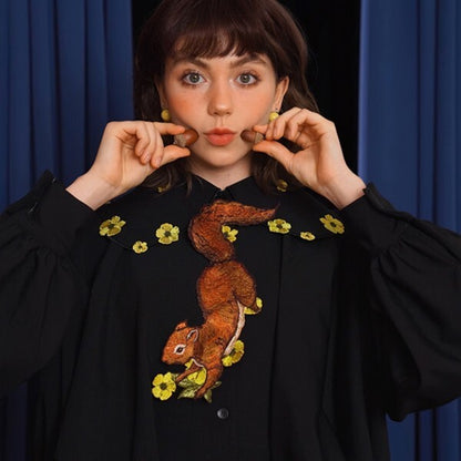 森のファンタジー：花の妖精と無邪気なリスの刺繍タイ 《C0190》