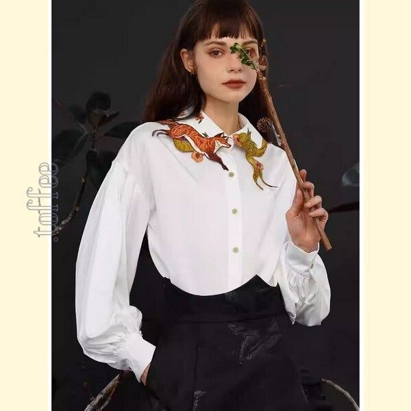 「小狐物語」 オリエンタルテイストが香る：キツネ刺繍ドリーミーブラウス C0183