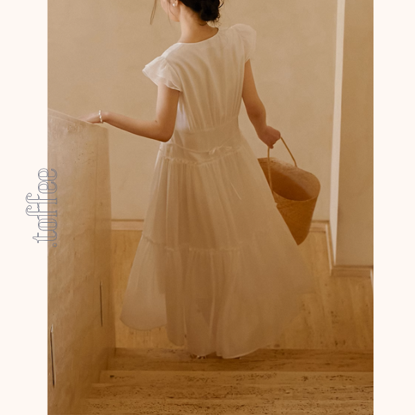 Vネックホワイトティアードワンピース《Z00884》