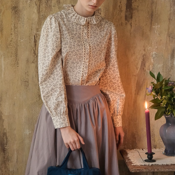 小花柄とフリル襟のクラシカルブラウス《Z01085》