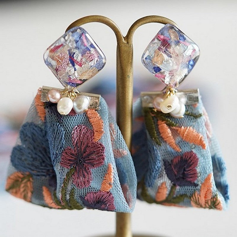 花を閉じ込めた刺繍リボンピアス