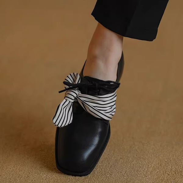 ストライプリボンのスクエアトゥローファー《Z01346》