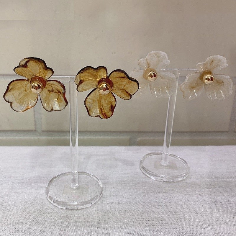 淡い花が可憐なピアス