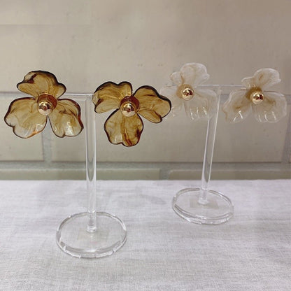 淡い花が可憐なピアス