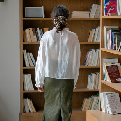 フリルネックのシアーブラウス《Z01094》