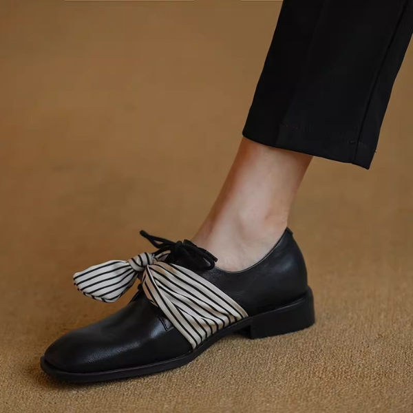 ストライプリボンのスクエアトゥローファー《Z01346》