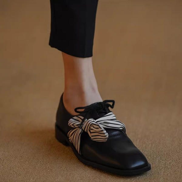 ストライプリボンのスクエアトゥローファー《Z01346》