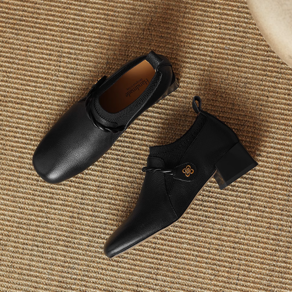 【2color】ツイストと煌めきを纏うチャンキーヒールブーツ《Z01180》