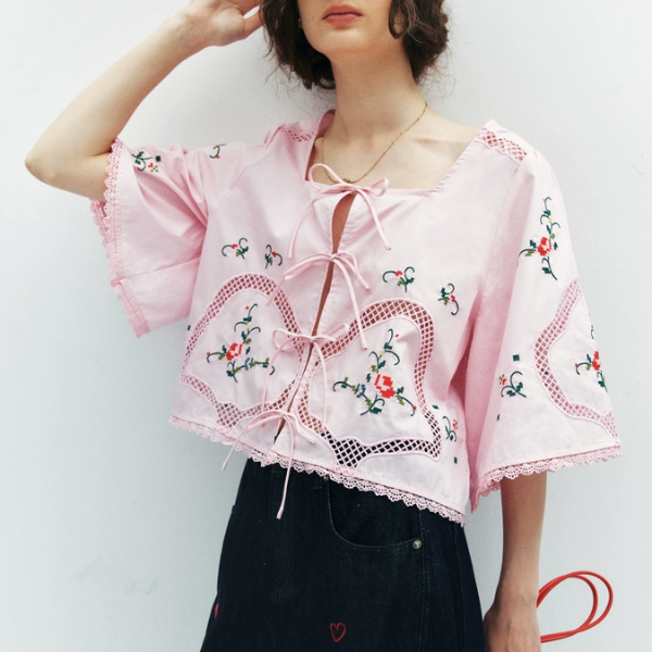 フラワー刺繍とリボン装飾のスクエアカラーブラウス《Z01007》