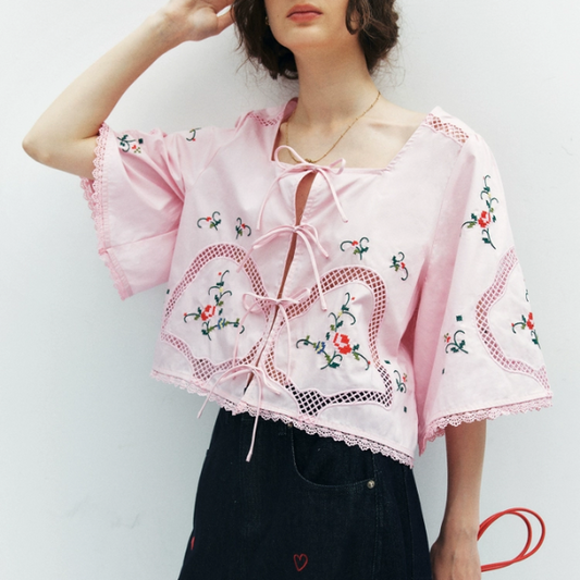 フラワー刺繍とリボン装飾のスクエアカラーブラウス《Z01007》