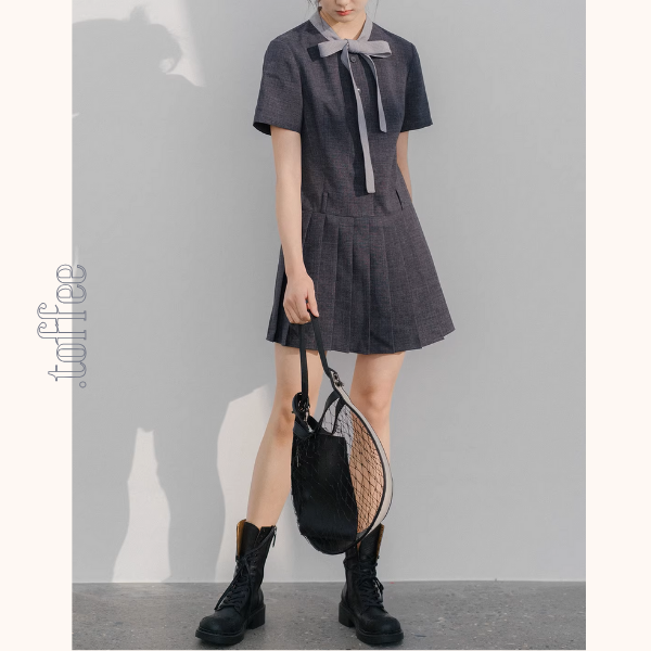 リボン襟とプリーツが彩るミニワンピース《Z01077》