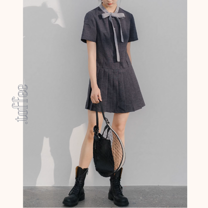 リボン襟とプリーツが彩るミニワンピース《Z01077》