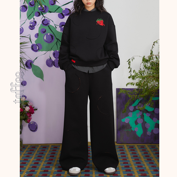 ストロベリー刺繍ブラックスウェットパンツ　《Z00698》