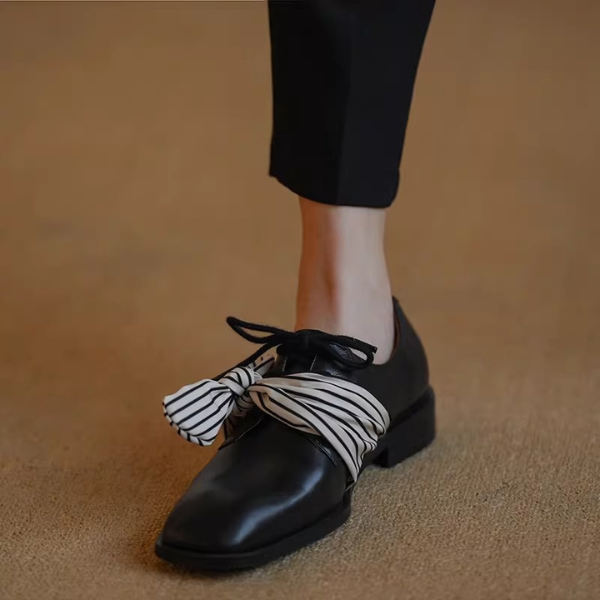 ストライプリボンのスクエアトゥローファー《Z01346》