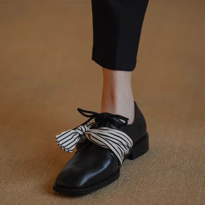 ストライプリボンのスクエアトゥローファー《Z01346》