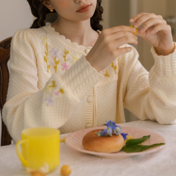 花咲くヨーク刺繍のアイボリーカーディガン《Z01080》