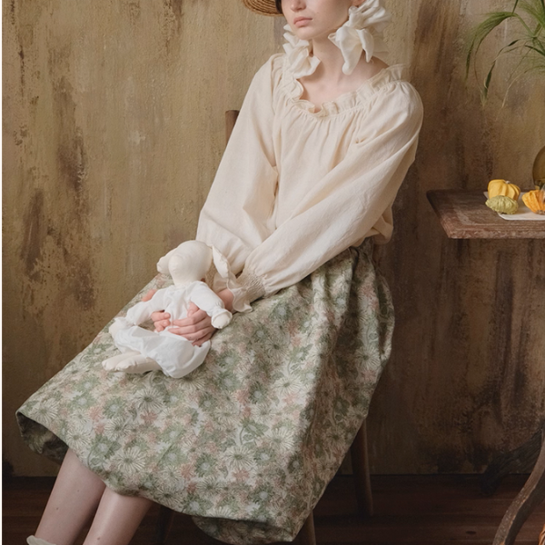 フリルネックのクラシカルブラウス《Z01113》