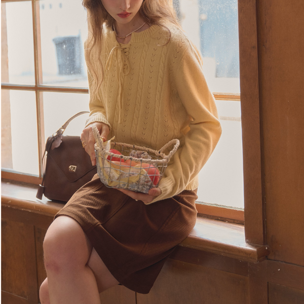 陽だまりとレースアップのプルオーバーニット《Z01162》