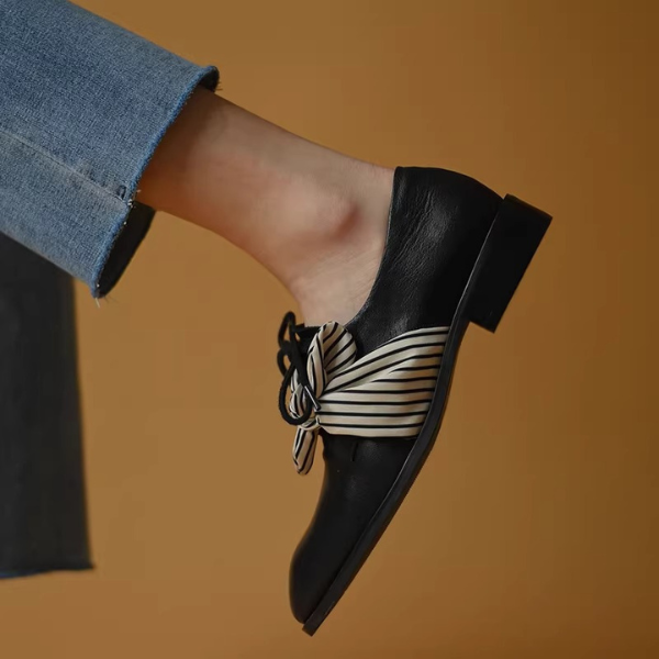 ストライプリボンのスクエアトゥローファー《Z01346》