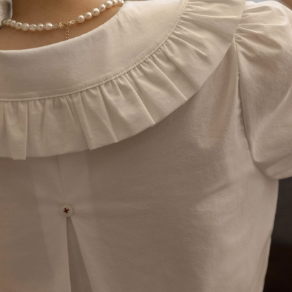 フリル襟が揺れるホワイトブラウス《Z01083》