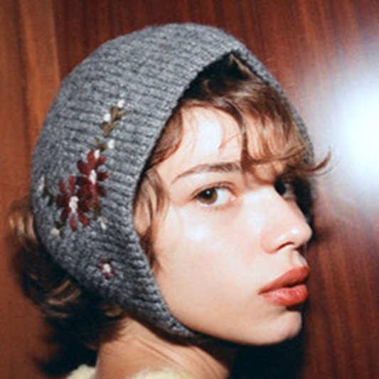 【2color】赤い花刺繍が映える＊三角フィットニット帽《Z01197》