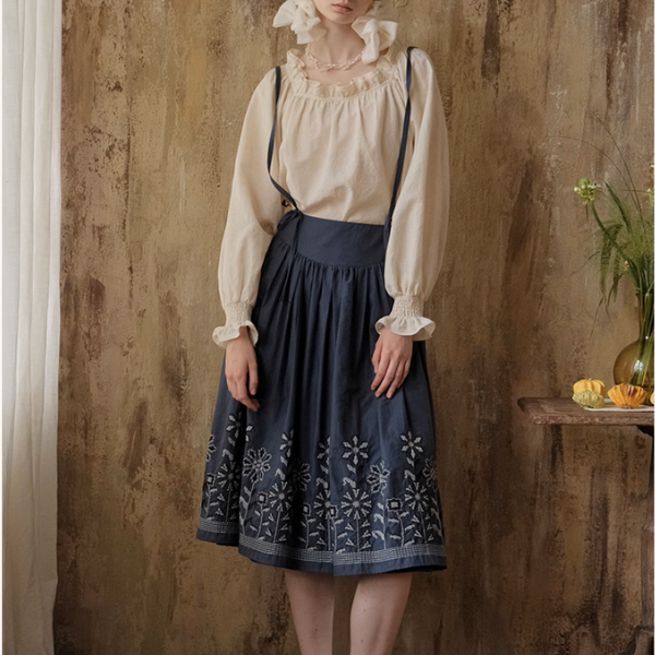 フリルネックのクラシカルブラウス《Z01113》