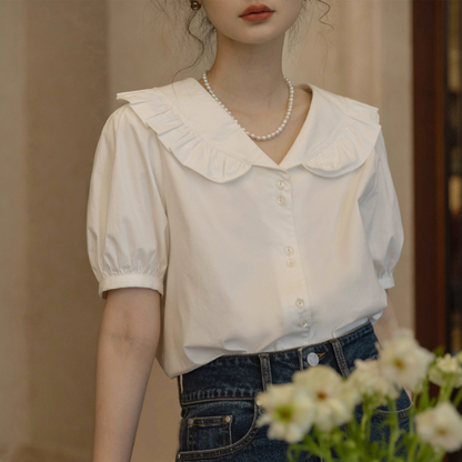 フリル襟が揺れるホワイトブラウス《Z01083》