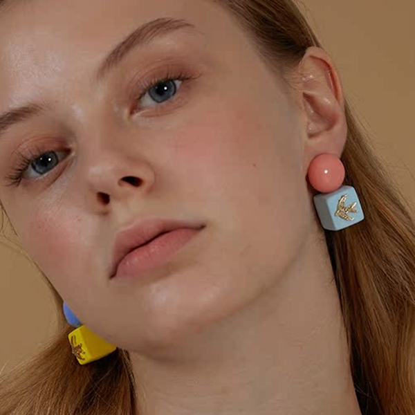 キューブ＆ボールツバメモチーフピアス　《Z00792》