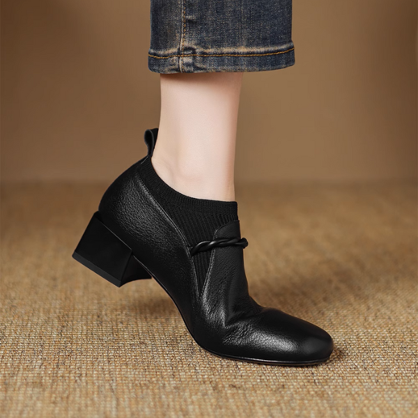 【2color】ツイストと煌めきを纏うチャンキーヒールブーツ《Z01180》