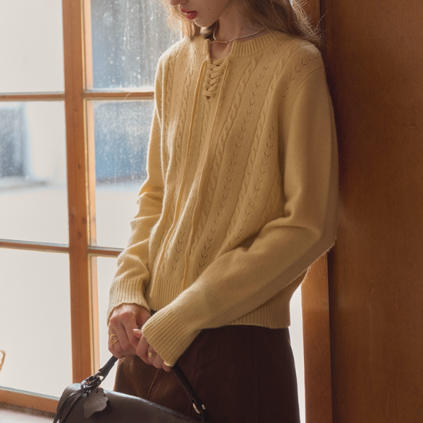 陽だまりとレースアップのプルオーバーニット《Z01162》