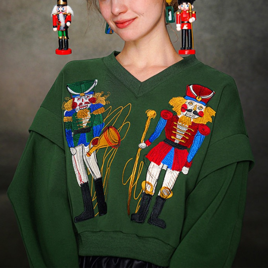 鮮やかくるみ割り人形刺繍の深緑Vネックスウェット《Z01471》