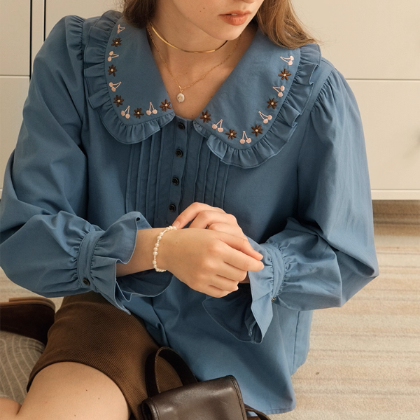 さくらんぼ刺繍とプリーツのドーリーシャツ《Z01178》