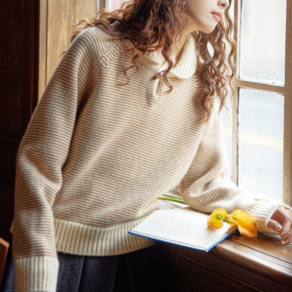 木漏れ日の中のホーンボタンセーター《Z01168》