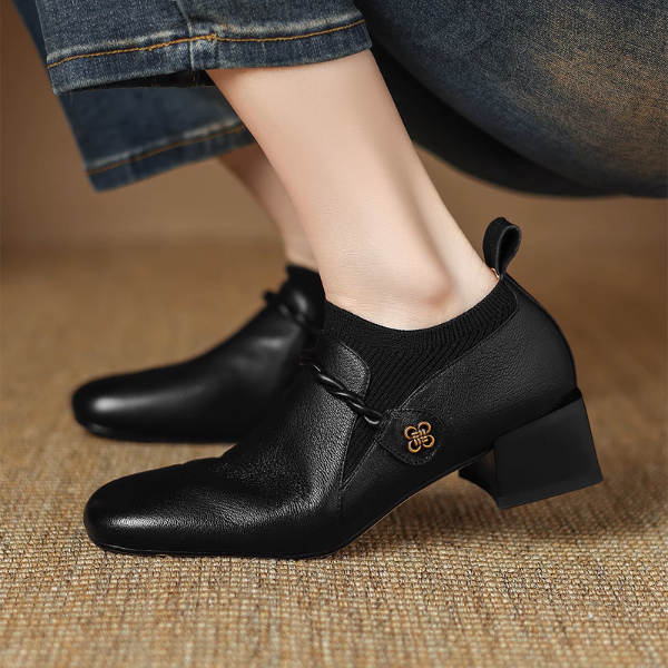 【2color】ツイストと煌めきを纏うチャンキーヒールブーツ《Z01180》