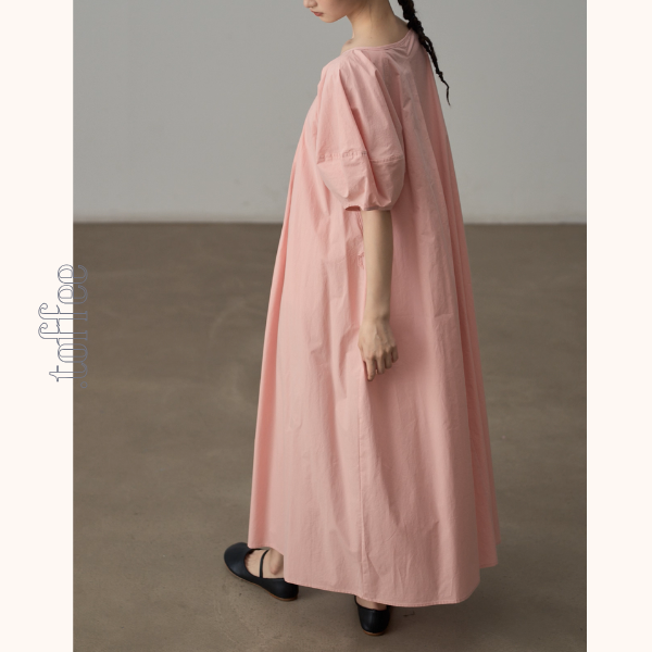 バルーン袖とギャザーのピンクワンピース《Z01084》