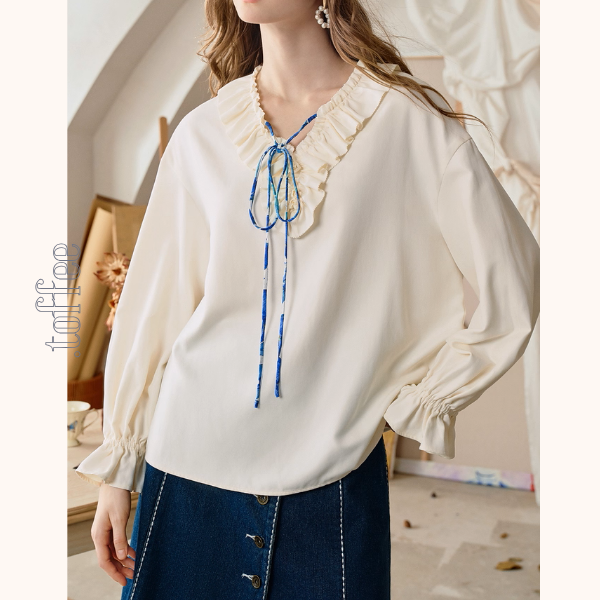 【2color】ひと筆の空を結ぶ、フリルとアートのブラウス《Z01124》