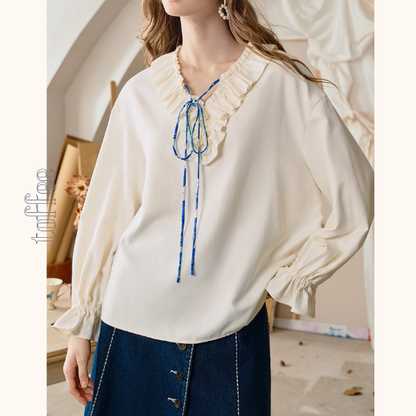 【2color】ひと筆の空を結ぶ、フリルとアートのブラウス《Z01124》