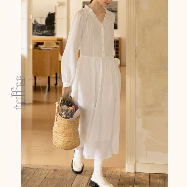 午前の光とフリル襟の白ワンピース《Z01121》