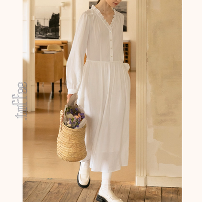 午前の光とフリル襟の白ワンピース《Z01121》