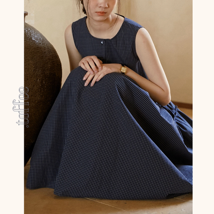 小さな格子のネイビーノースリーブワンピース《Z01089》