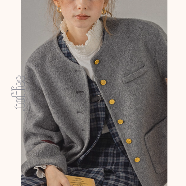 【3color】金のボタンが奏でるアートショートコート《Z01175》