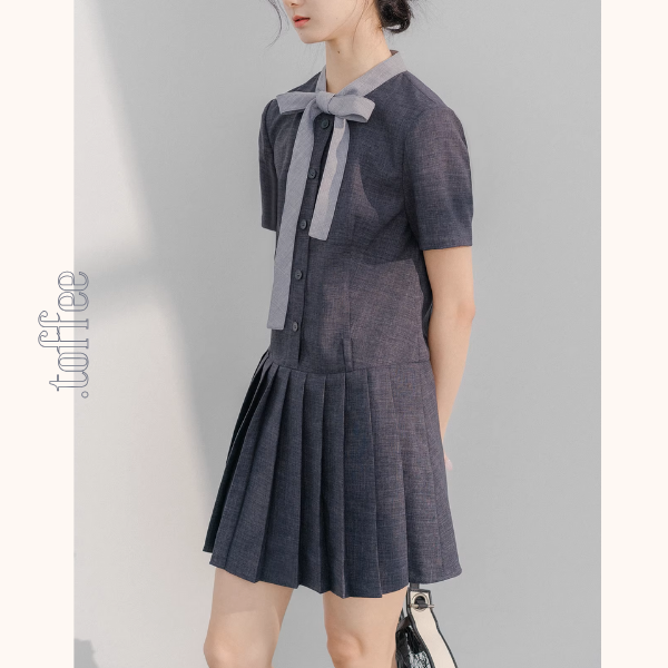 リボン襟とプリーツが彩るミニワンピース《Z01077》