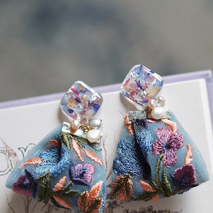 花を閉じ込めた刺繍リボンピアス