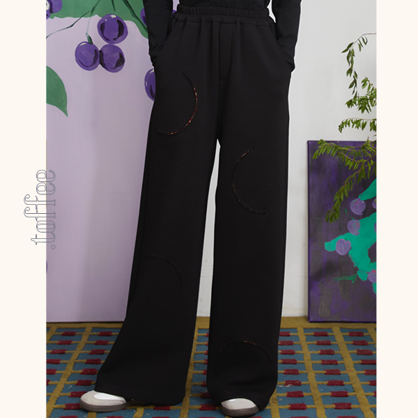 ストロベリー刺繍ブラックスウェットパンツ　《Z00698》