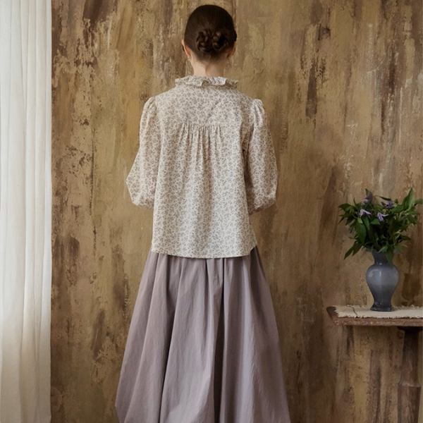 小花柄とフリル襟のクラシカルブラウス《Z01085》